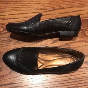 Naturalizer Lancing Loafers in black
